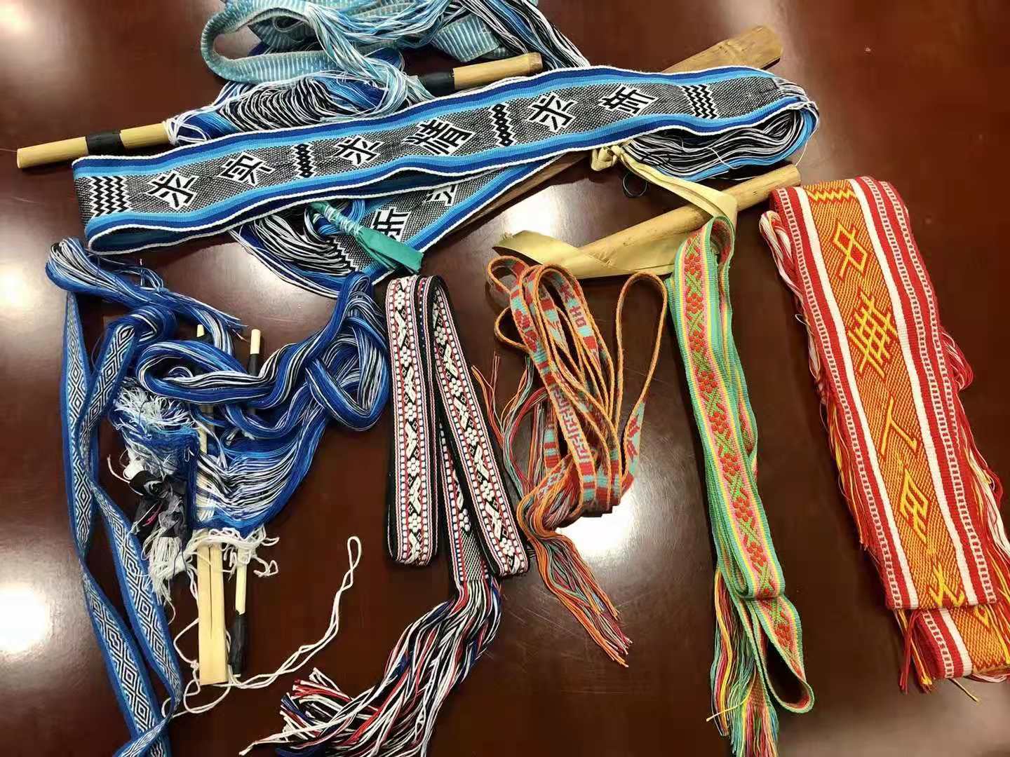 沈毅豪在电视里看到了浙江省畲族彩带传承人蓝延兰老师编织畲族彩带