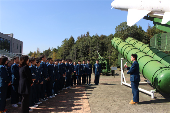 7.学生在地空导弹前为班级讲述人民空军英雄故事.jpg