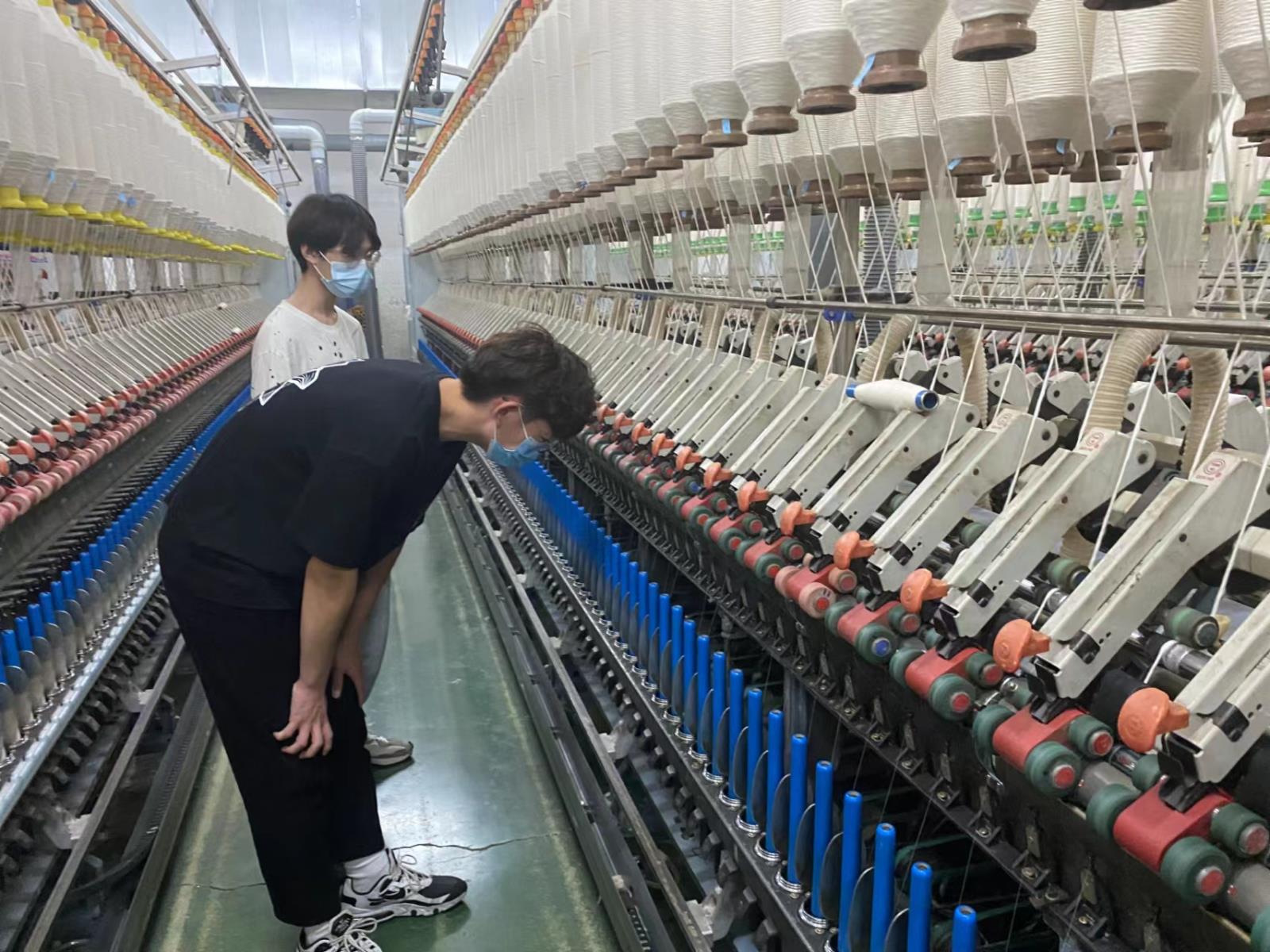 李金阳在生产现场检查设备.jpg