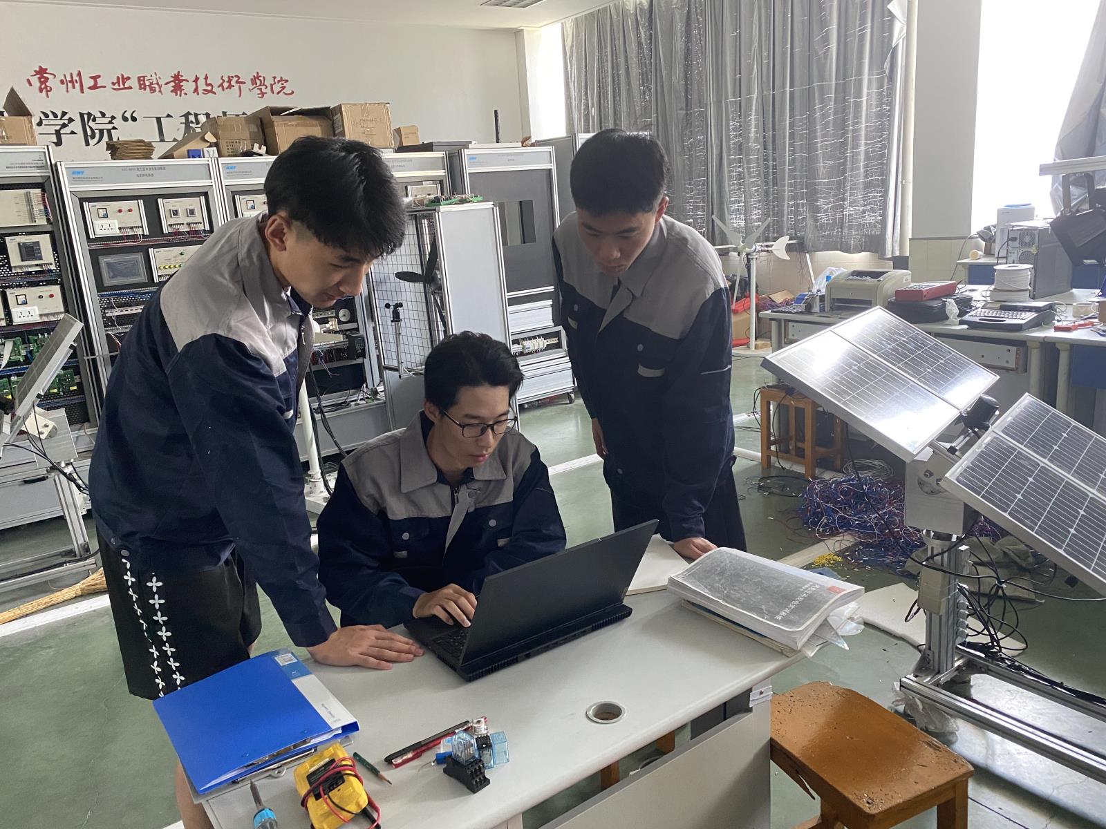 卢羽在调试公路建设数字管控系统.jpg