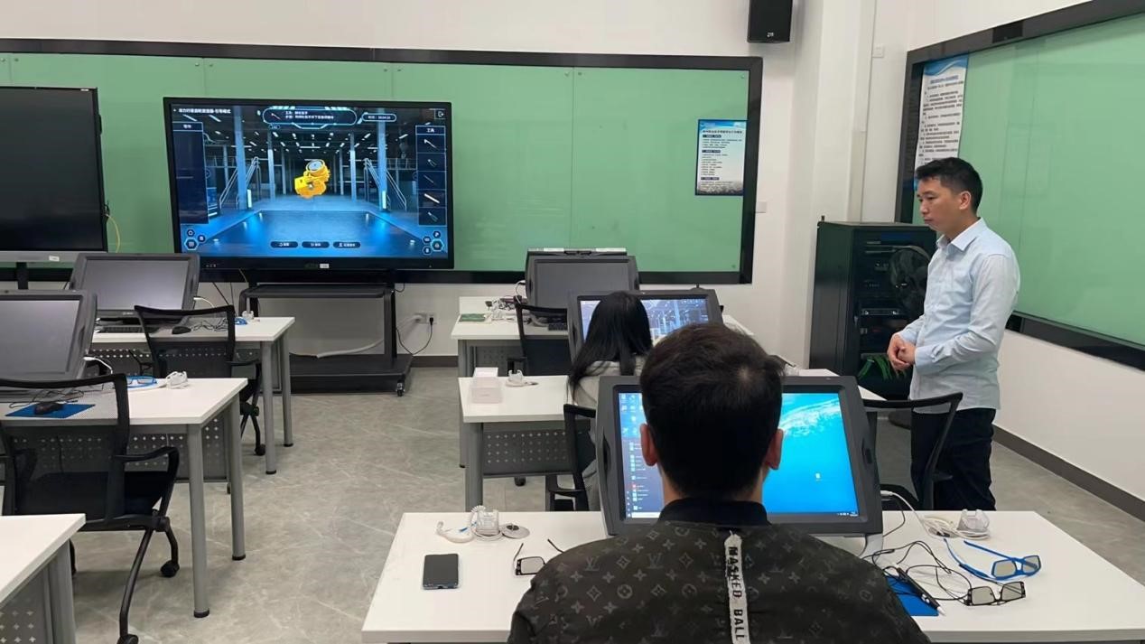 6.参赛队到汽车学院体验VR设备.jpg