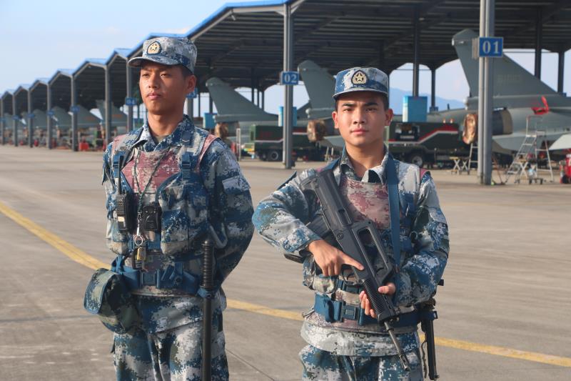 王思江（右）和战友一起为战鹰站岗.JPG