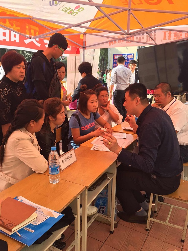 1企业负责人现场对学生进行面试.jpg