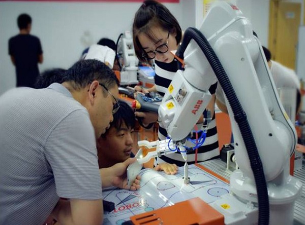 教师赴上海参加工业机器人培训.jpg