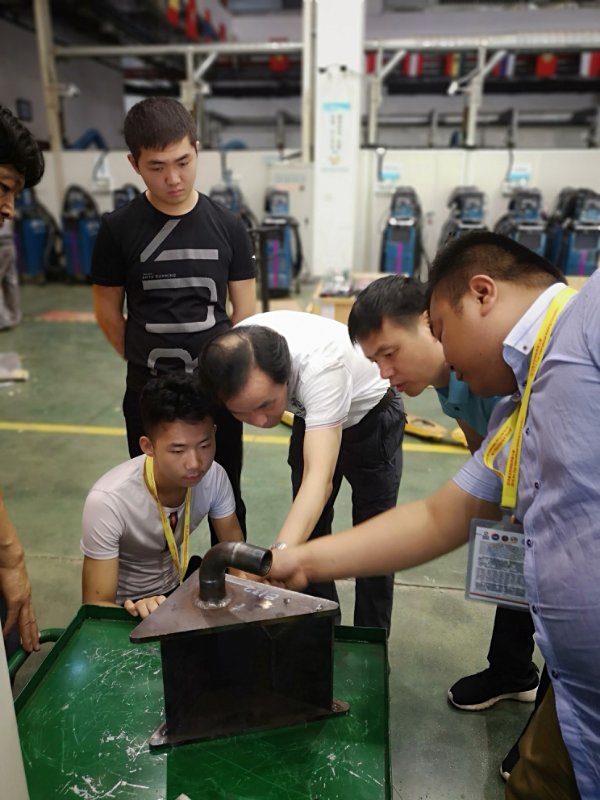 高凤林指导学生焊接技艺.jpg 高凤林指导学生焊接技艺.jpg