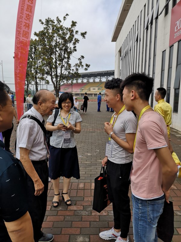 潘际銮院士与我院学生亲切交谈.jpg 潘际銮院士与我院学生亲切交谈.jpg