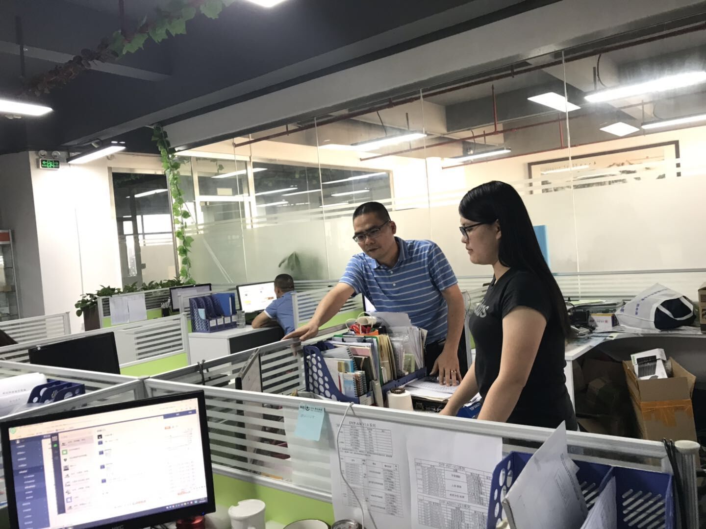 林聪（右二）创建的深圳市电应普科技有限公司是深圳市和国家高新科技企业，拥有超过20项专利，解决了数百个就业岗位.jpg
