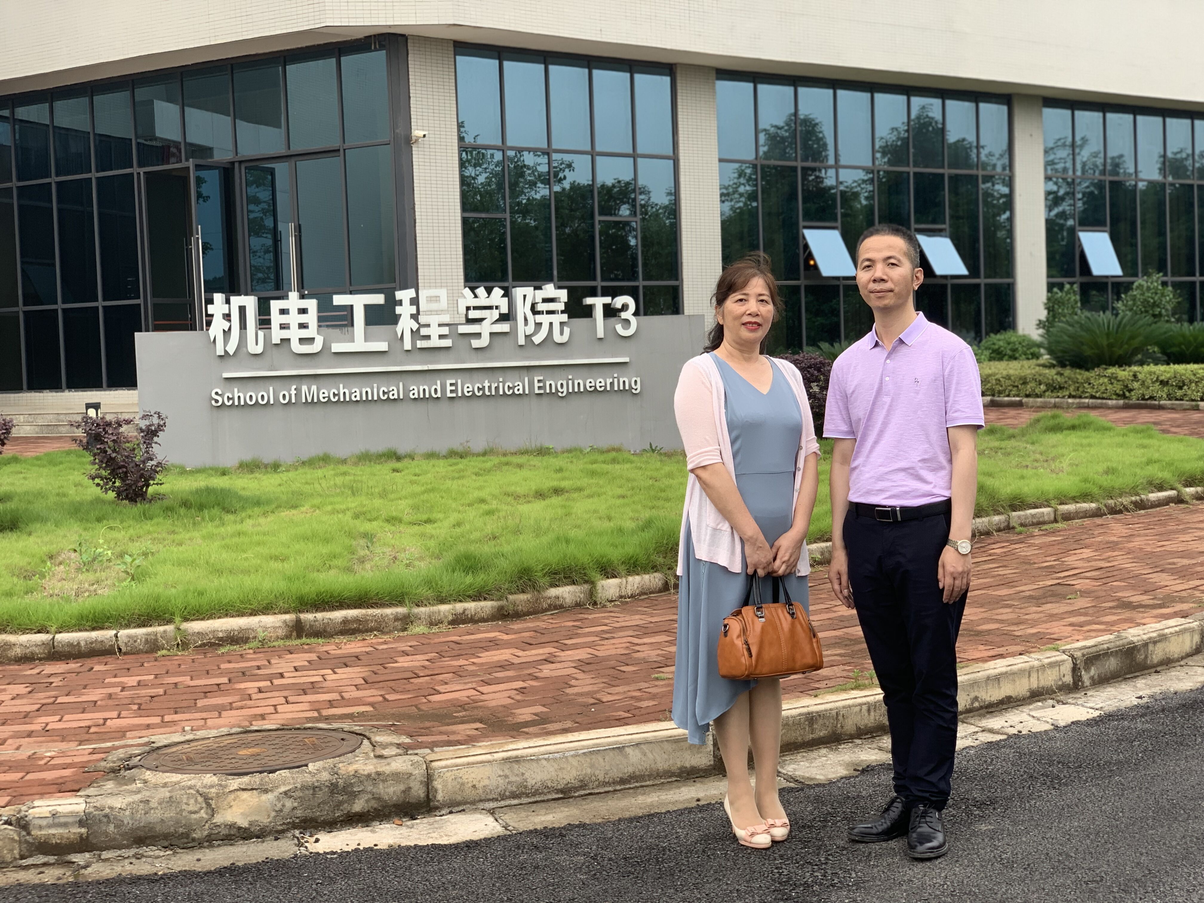 韦庆明（右）回母校看望老师。他创建的浙江台州创英模具有限公司，为社会提供就业岗位70余个，2018年公司上缴税金总额187万元.jpg