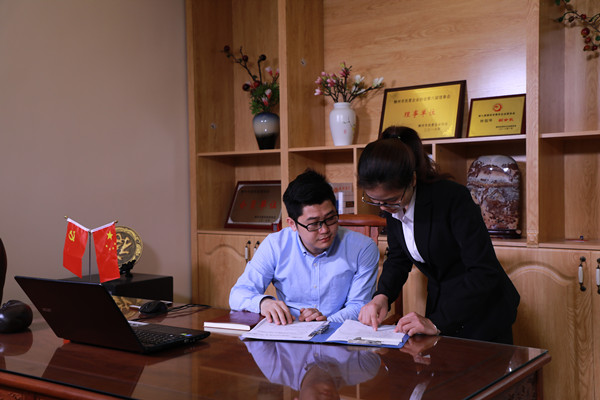 林福坤（左）创办了三家公司，2018年营业额超千万元，获评柳州市青年企业家优秀会员.JPG