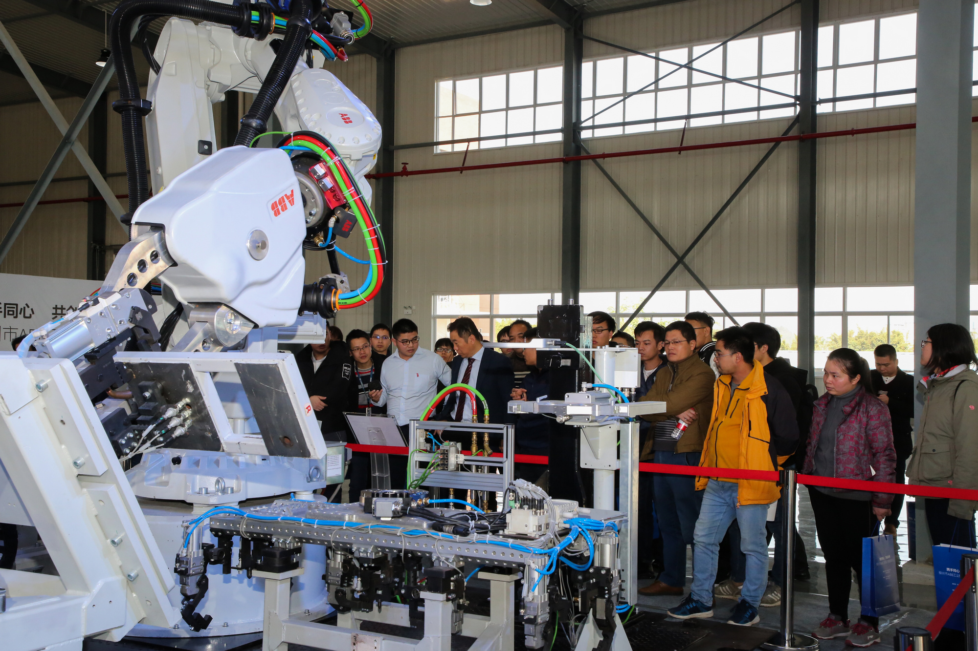 柳职的ABB机器人展览吸引大批来访者驻足.jpeg