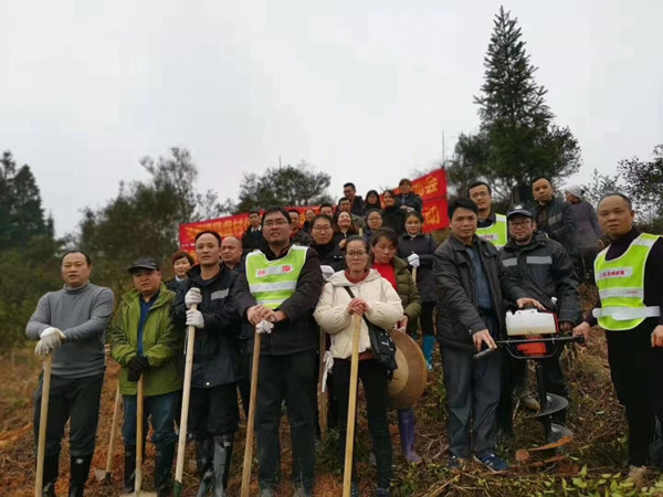 具盘村第一书记杨南（前四）组织帮扶干部帮贫困户开荒种高效油茶.jpg