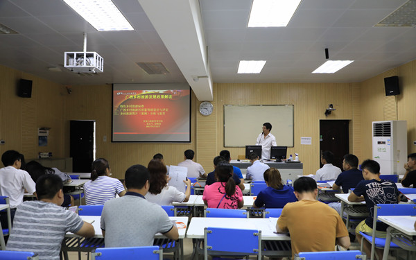学校为三江县独峒镇培训学员举行“旅游开发能力”和“农产品电商能力”培训班.jpg
