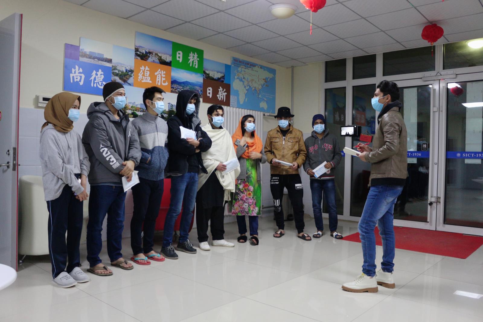 为留学生开会讲解防疫知识.jpg
