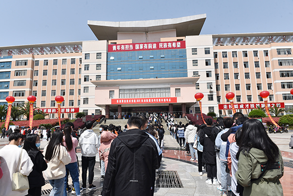 娄底职院单招考试现场火爆八千余人参加