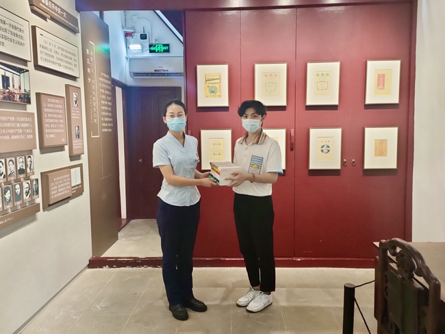 新青年报社 图书捐赠.jpg