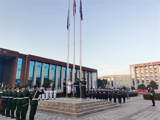 1.举行升旗仪式纪念空军建军72周年.jpg