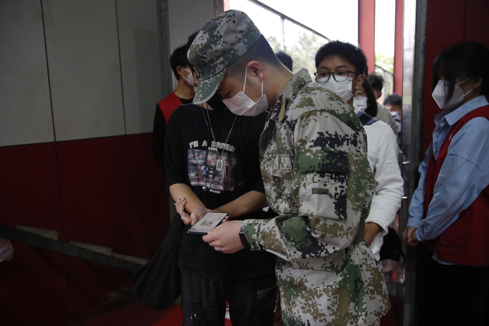虎贲团成员在学校核酸检测采样点做指引.JPG