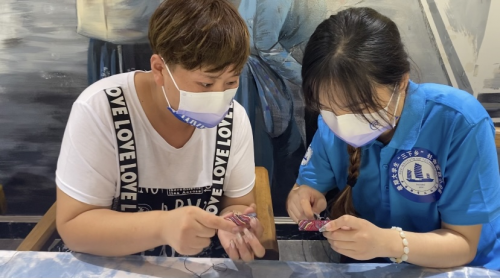无锡职业技术学院志愿者成员在学习制作香包.png