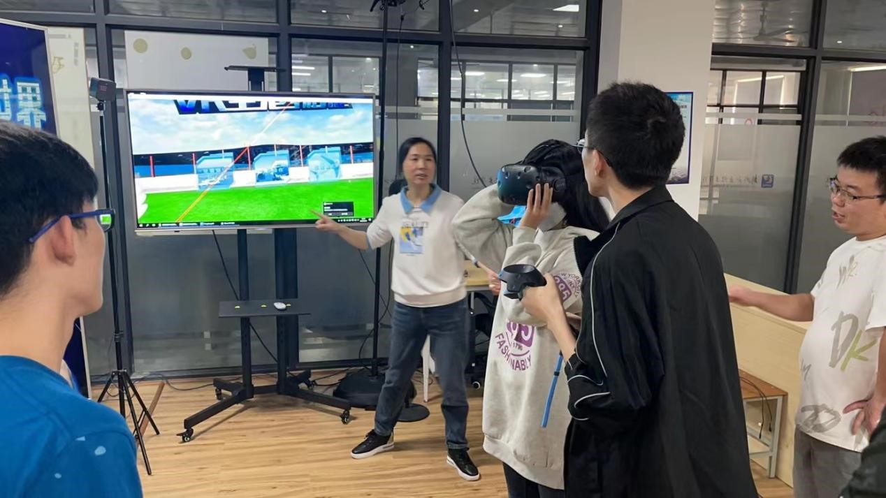 5.参赛队到财经学院体验VR设备.jpg