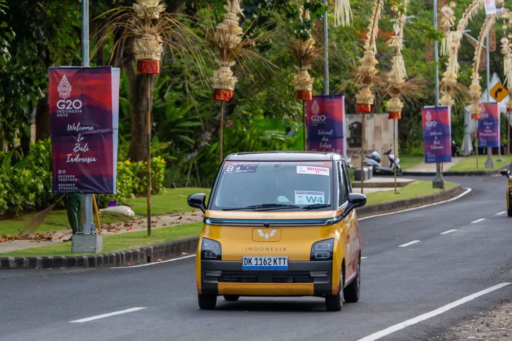 峰会用车五菱新能源Air EV行驶在印度尼西亚巴厘岛的路上（图片来源：新华社）.jpg