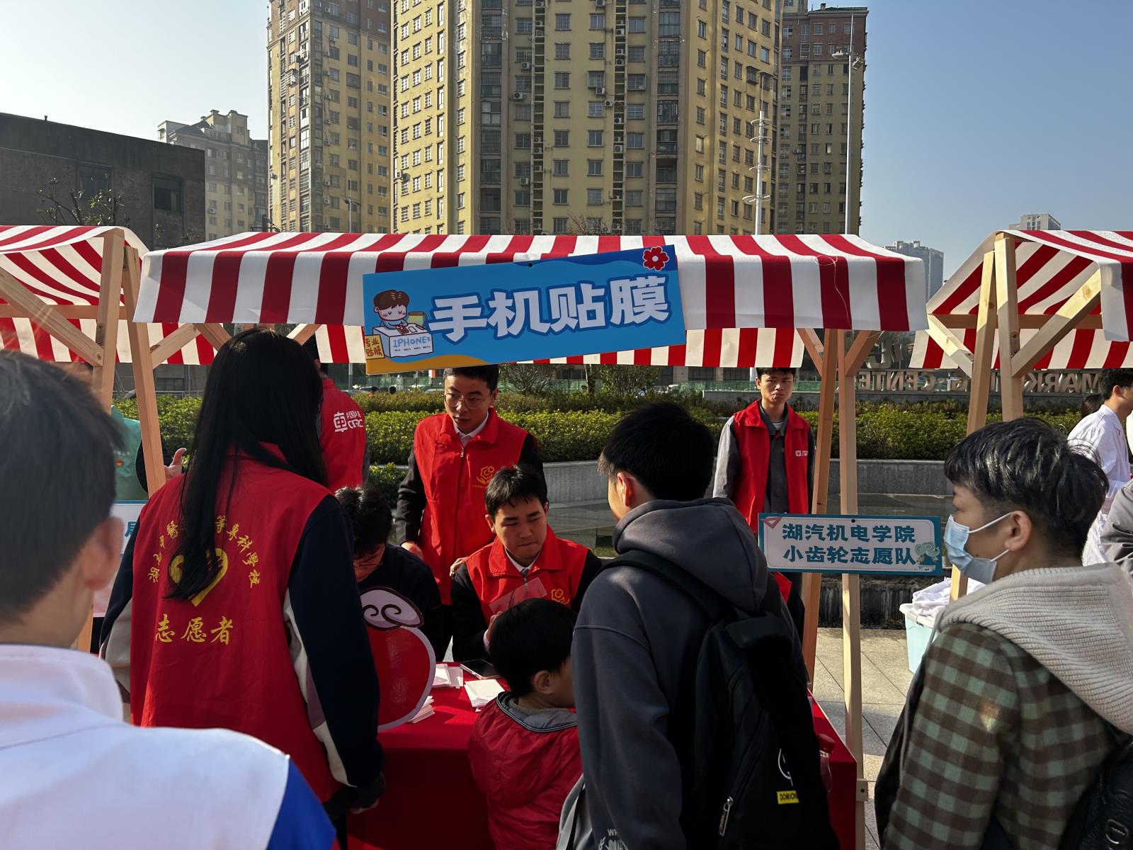 机电工程学院开展红齿轮志愿服务.jpg
