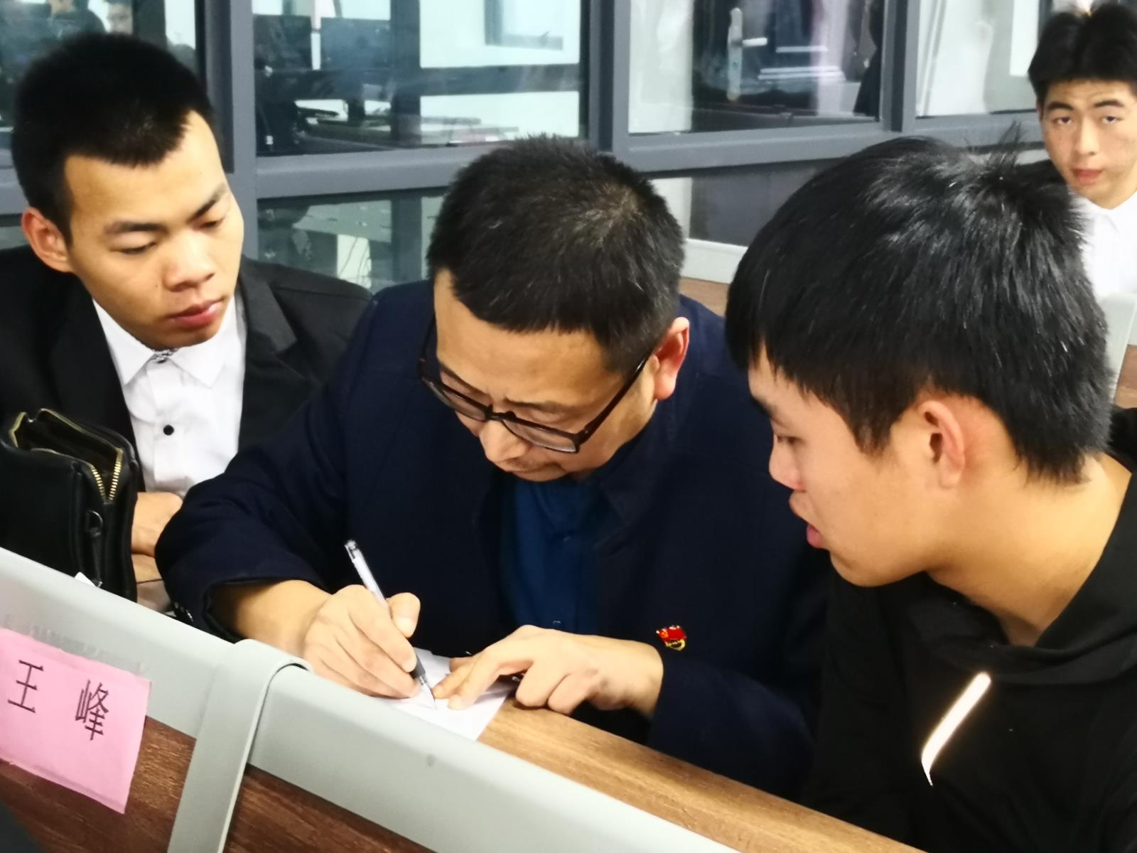 思想导师与学生交流.jpg