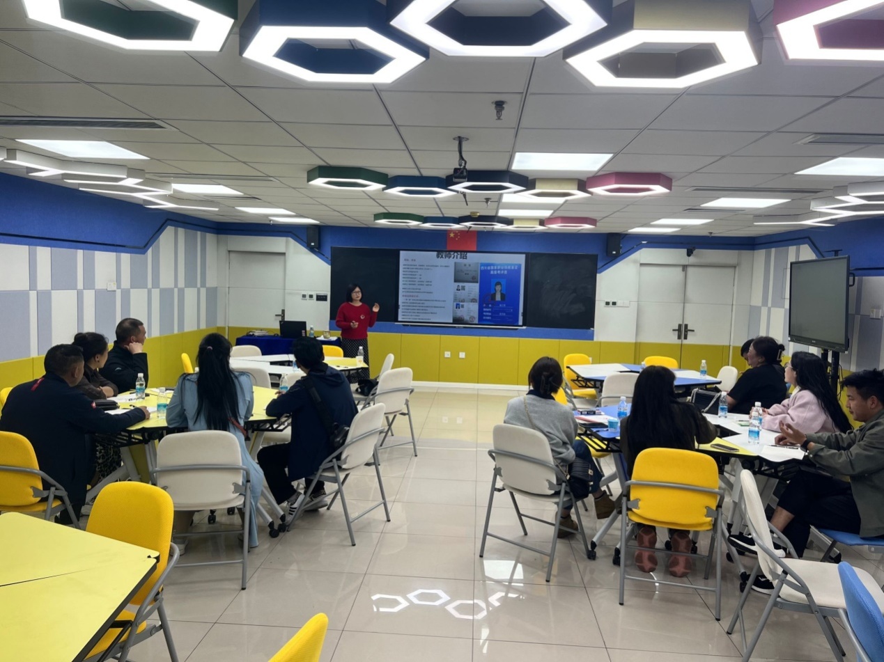 专家讲授民宿管理.jpg