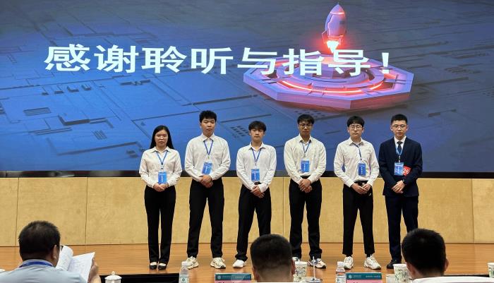 罗子懿（右二）与他的团队参加创新创业大赛.jpg