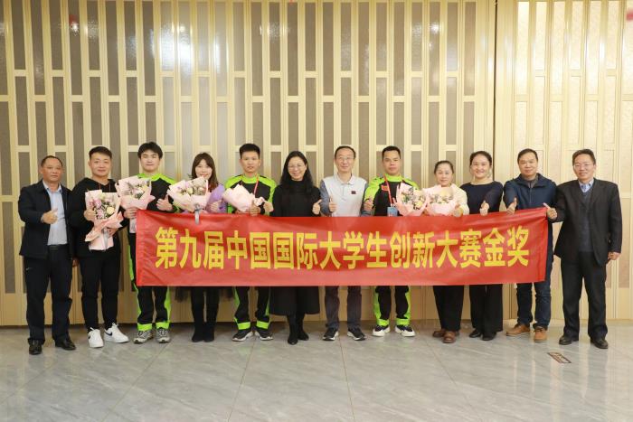 柳职领导慰问获奖团队.jpg