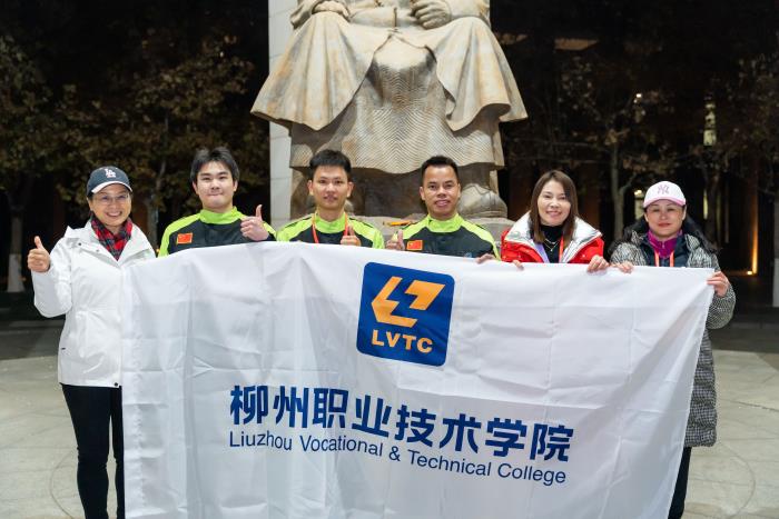 柳职副校长鞠红霞（左一）亲临比赛现场指导团队.jpg