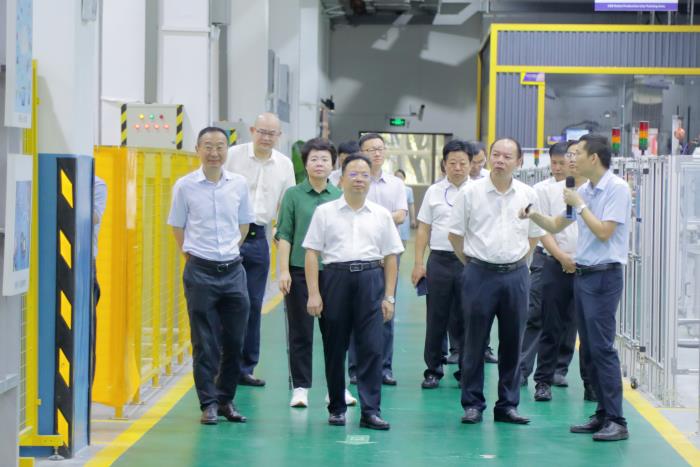 5.与会人员参观柳职大官塘校区.jpg