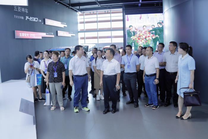 7.与会人员参上汽通用五菱柳东宝骏基地.jpg