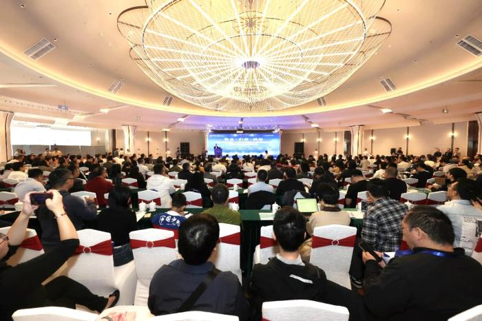2024职业院校人工智能赋能教育教学高峰论坛暨AIGC技术应用研讨会主会场.jpg