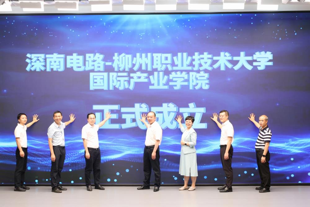 cdacb9d71457be43f96dd0ec68ee72f.jpg