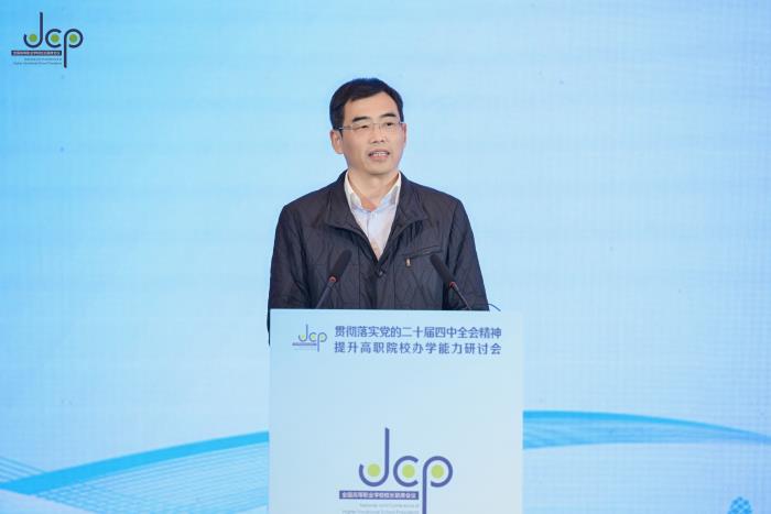 四川省教育厅二级巡视员 陆卫江.JPG